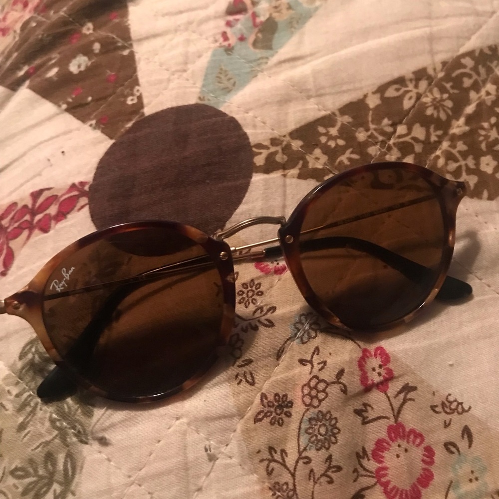 Ray-Ban Round Flec Women’s Sunglasses - Picture 3 of 5